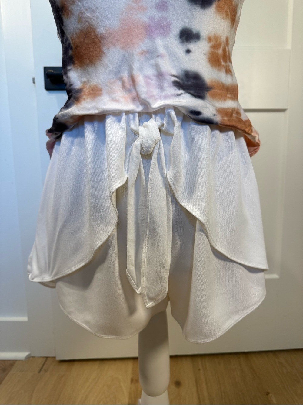 Gianni Bini White Tie Front Flowy Shorts – Size Small
